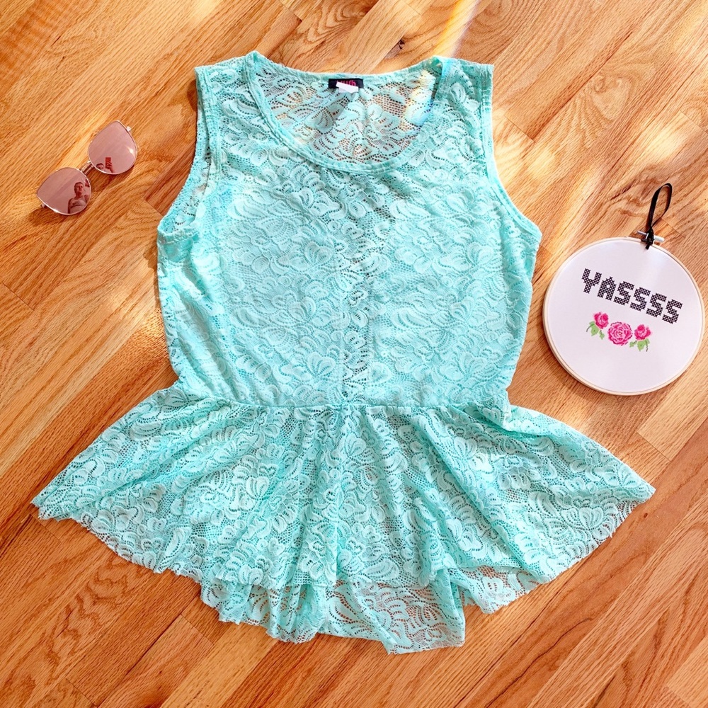 NWOT Mint lace high low peplum top